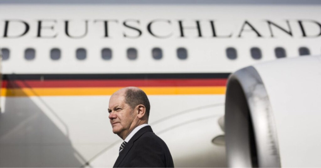 Bundesfinanzminister Olaf Scholz SPD aufgenommen an der Regierungsmaschine vor seiner Abreise nach