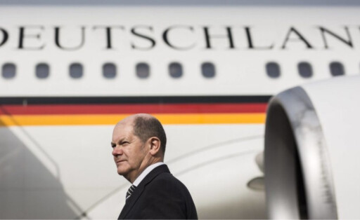 Bundesfinanzminister Olaf Scholz SPD aufgenommen an der Regierungsmaschine vor seiner Abreise nach