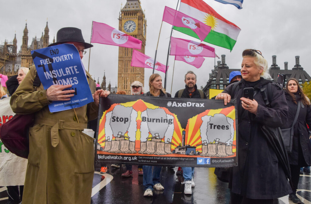 November 5, 2022, London, United Kingdom: Protesters hold an anti-Drax power station company banner during the demonstration on Westminster Bridge. Thousands of people from various groups took part in The People s Assembly Britain is Broken march through Central London demanding a general election, an end to Tory rule, and action on the cost of living and climate crisis. London United Kingdom - ZUMAs197 20221105_zaa_s197_089 Copyright: xVukxValcicx