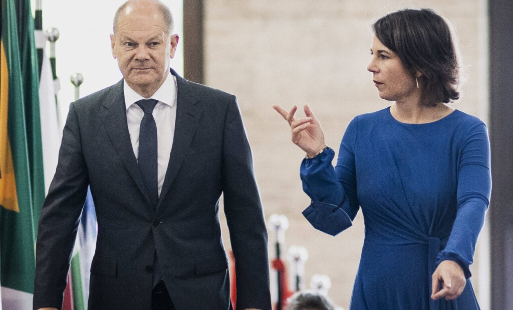 R-L Annalena Baerbock Buendnis 90/Die Gruenen, Bundesaussenministerin, und Olaf Scholz SPD, Bundeskanzler, aufgenommen im Rahmen des Petersberger Klimadialoges im Auswaertigen Amt in Berlin, 18.07.2022. Der Petersberger Klimadialog dient als Vorbereitung der UN-Klimakonferenz, die 2022 in Scharm asch-Schaich in Aegypten stattfinden wird. Berlin Germany *** R L Annalena Baerbock Buendnis 90 Die Gruenen , German Foreign Minister, and Olaf Scholz SPD , German Chancellor, photographed during the Petersberg Climate Dialogue at the German Foreign Office in Berlin, 18 07 2022 The Petersberg Climate Dialogue serves as preparation for the UN Climate Conference, which will take place in 2022 in Sharm asch Schaich in Egypt Berlin Germany Copyright: xFlorianxGaertnerx