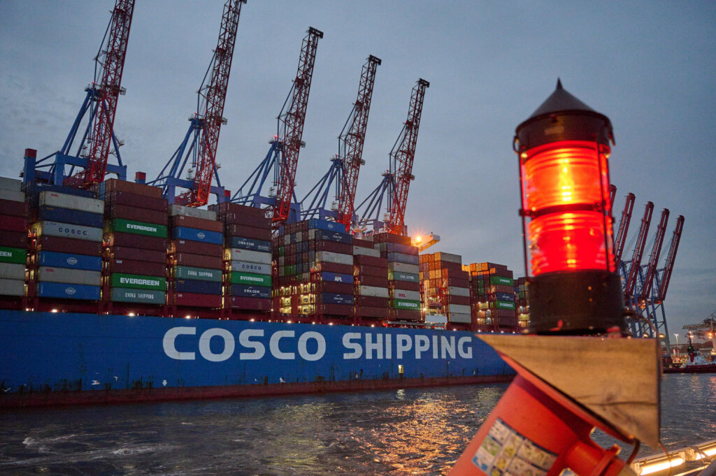 Hamburg Wirtschaft Container Terminal Tollerort Der Container Terminal Tollerort CTT im Hamburger Hafen. Nach Willen der Hamburger Stadtregierung und Bundeskanzler Olaf Scholz SPD, ehem. Hamburger Buergermeister sollen 24,9 Prozent des Tochterunternehmens der Hamburger Hafen und Logistik Aktiengesellschaft HHLA an die chinesische Staatsreederei Cosco verkauft werden. Im Bild: Das Containerschiff CSCL PACIFIC OCEAN der Reederei Cosco am Terminal Tollerort. 28.10.2022, Hamburg *** Hamburg Economy Container Terminal Tollerort The Container Terminal Tollerort CTT in the Port of Hamburg According to the will of the Hamburg city government and Chancellor Olaf Scholz SPD, former Mayor of Hamburg, 24.9 percent of the subsidiary of Hambur