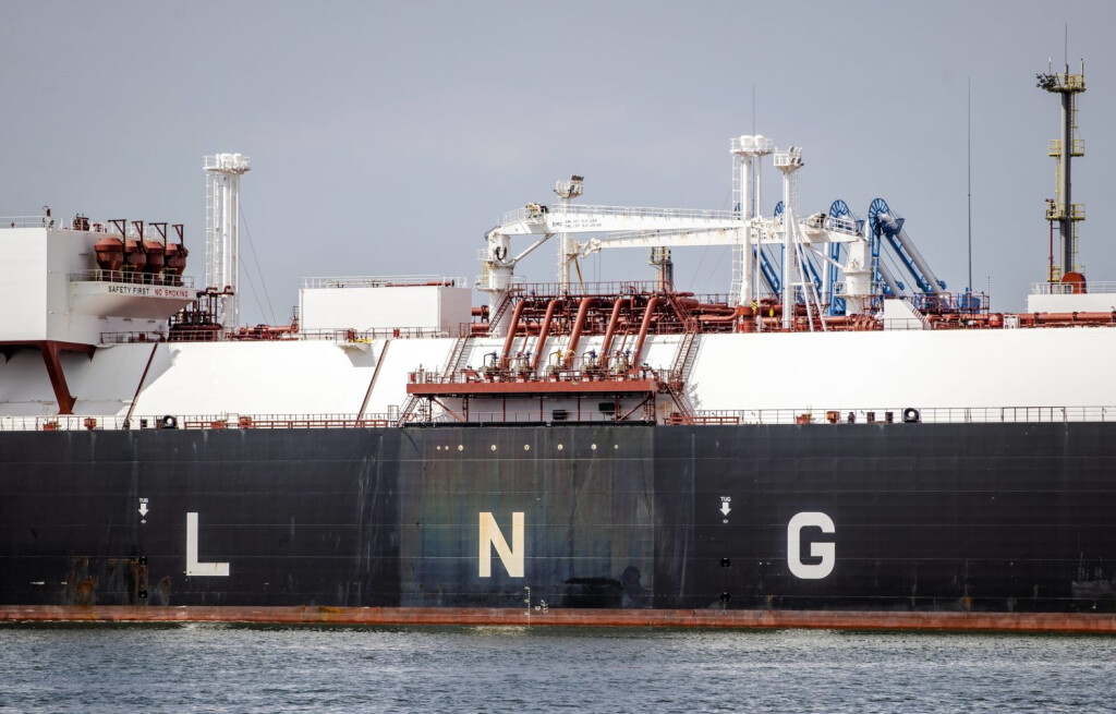 2022-07-14 11:13:03 ROTTERDAM - A ship with LNG at the LNG terminal seen from the Piet Hein, former pleasure boat of Que
