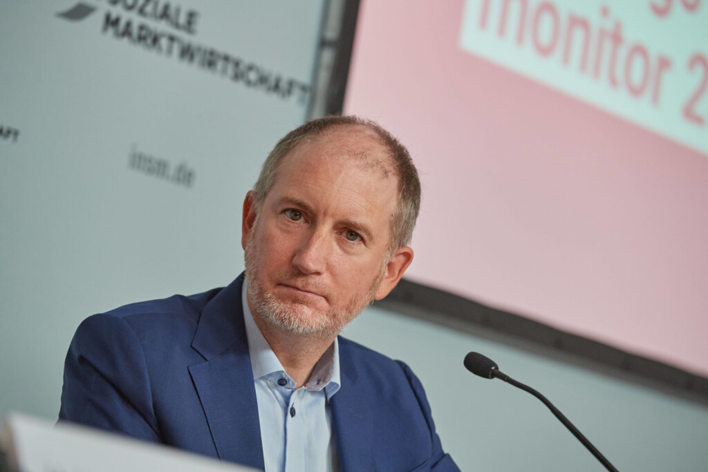 Wirtschaft INSM Bildungsmonitor 2022 Vorstellung des INSM-Bildungsmonitors 2022 der Firma Initiative Neue Soziale Marktwirtschaft GmbH INSM am Mittwoch den 17. August 2022 in Berlin. Der Bildungsmonitor soll nach Darstellung der GmbH aufzeigen, inwieweit das Bildungssystem der Bundeslaender zum Wachstum und Wohlstand der Wirtschaft beitraegt. Die Zahlen des Bildungsmonitor besorgt sich die Firma dafuer von verschiedenen statistischen Einrichtungen und Statistischen Landesaemtern. Ziel der Firma ist nach eigener Aussage Die Prinzipien unternehmerische Freiheit, Eigeninitiative und Chancengerechtigkeit foerdern. Im Bild: Studienleiter Prof. Dr. Axel Pluennecke vom Institut der deutschen Wirtschaft. 17.8.2022, Berlin *** Economy INSM