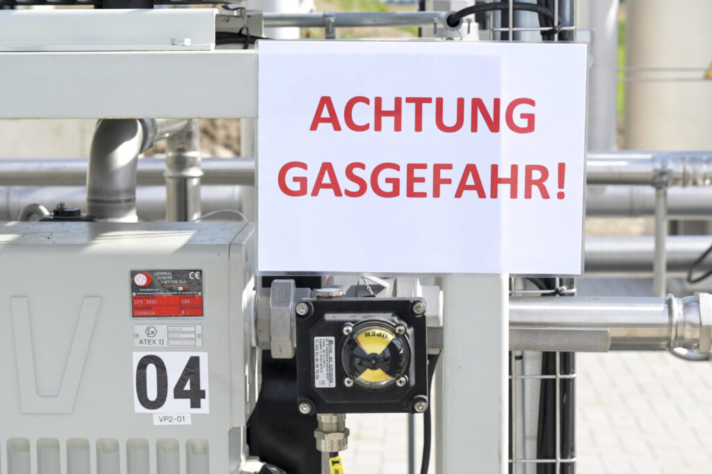 Germany, Biogas LNG Germany, Biogas plant with first LNG liquefaction plant *** DEUTSCHLAND, Darchau, Ruhe Agrar und Biogas Service, erste BIO-LNG Verflüssigungsanlage, Biomethan wird in flüssiges LNG Gas verwandelt Darchau Niedersachsen Germany