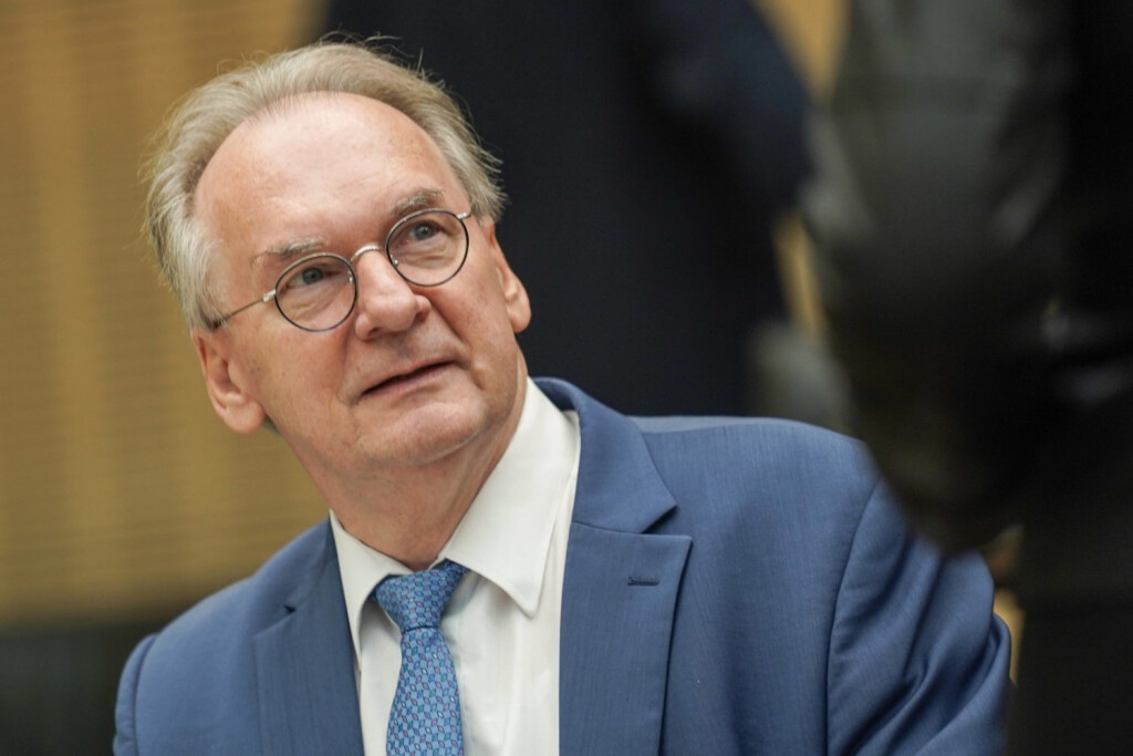 Berlin, Deutschland 28. Oktober 2022: Sitzung des Bundesrates - 2022 1026. Plenarsitzung Im Bild: Reiner Haseloff, Minis