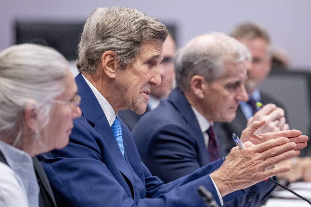 Klimatoppmote COP27 i Sharm el Sheikh i Egypt Sharm el Sheikh, Egypt 20221107. USAs klimautsending John Kerry (t.v.) og