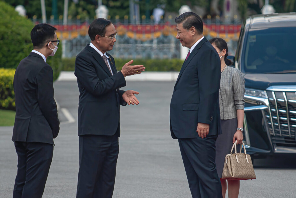 November 19, 2022, Bangkok, Thailand: Chinese President Xi Jinping meets with Thailand s Prime Minister Prayuth Chan-o-cha at the Government house on the sidelines of the APEC 2022 summit in Bangkok. Bangkok Thailand - ZUMAs197 20221119_zaa_s197_064 Copyright: xPeeraponxBoonyakiatx