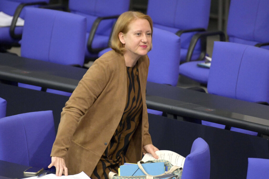 Lisa Paus in der 68. Sitzung des Deutschen Bundestages im Reichstagsgebäude. Berlin, 22.11.2022 *** Lisa Paus at the 68 session of the German Bundestag in the Reichstag building Berlin, 22 11 2022 Foto:xF.xKernx/xFuturexImage