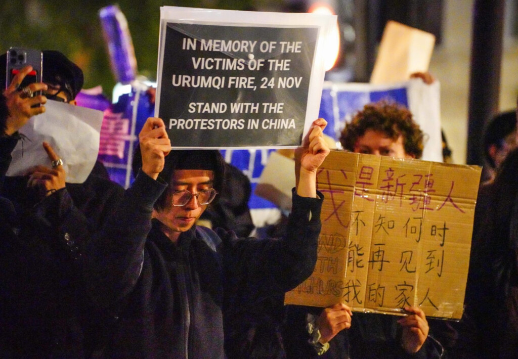 China Anti-Zero-Covid Protest In London Hundreds of demonstrators gather outside the China Embassy in London, United Kingdom, 27 November 2022, to mourn the deadly fire in Urumqi, a far west city in China, and demand the Chinese government to end zero-Covid policy by lifting all the lockdown restrictions. Participants also hold blank sheets of white paper to express their dissatisfaction towards the leadership of Chinese Communist Party and demand Xi Jinping, leader of China to step down. The protest is part of the widespread public dissent sparked in Mainland China. London United Kingdom PUBLICATIONxNOTxINxFRA Copyright: xAlexanderxMakx originalFilename: mak-notitle221127_npvpg.jpg