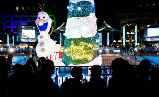 epa10373858 People enjoy Christmas Lights decoration in New Taipei city, Taiwan, 19 December 2022. Although Christmas is not an official holiday in Taiwan, many young Taiwanese celebrate it by having Christmas dinners or presenting gifts to friends and loved ones. EPA-EFE/RITCHIE B. TONGO