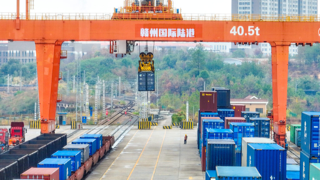 RECORD DATE NOT STATED Aerial photos show the containers for import and export cargo are in order, and gantry cranes and trucks are busy working in the cargo yard of Ganzhou International Inland Port, Ganzhou City, east China s Jiangxi Province, 4 November, 2022. Busy transportation for foreign trade goods in Ganzhou PUBLICATIONxNOTxINxFRA