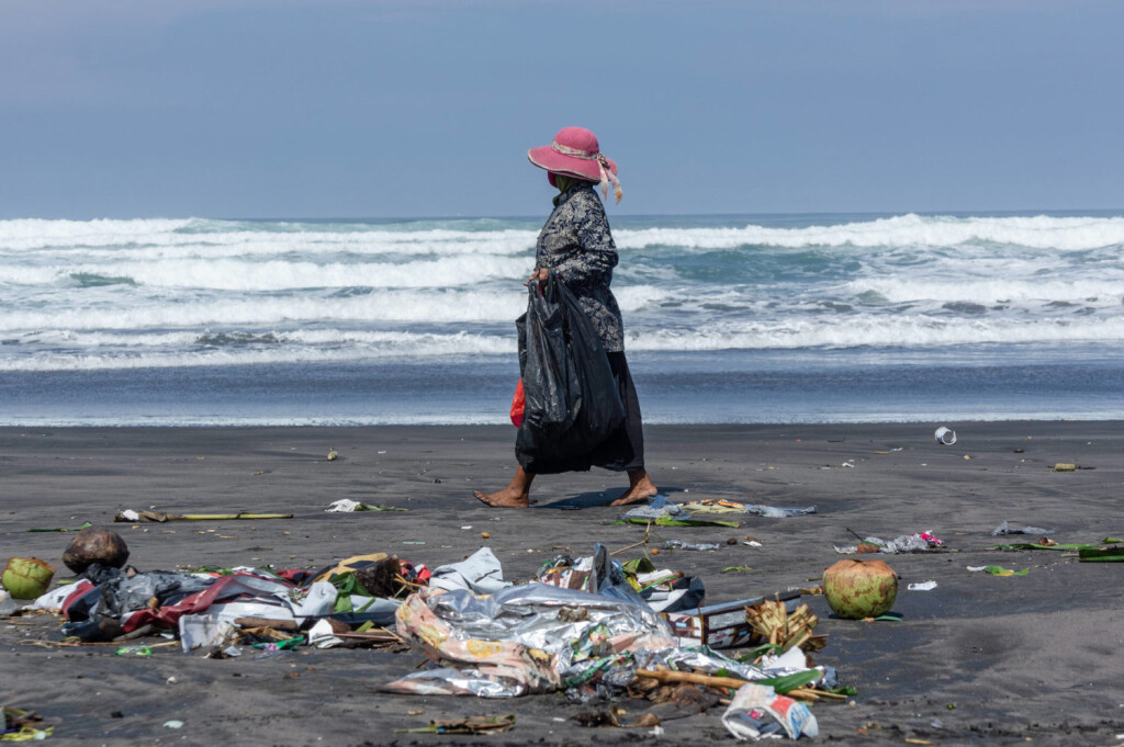 Yogyakarta, Indonesien: Eine Arbeiterin sammelt am Parangkusumo-Strand Müll ein.