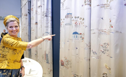 TILBURG - Queen Maxima looks at the new curtains that are to be hung in the Chinese Hall of Paleis Huis ten Bosch during the opening of the exhibition Royal embroidery, stories and craftsmanship in the Tilburg Textile Museum. ANP ROBIN VAN LONKHUIJSEN netherlands out - belgium out *** TILBURG Queen Maxima looks at the new curtains that are to be hung in the Chinese Hall of Paleis Huis ten Bosch during the opening of the exhibition Royal embroidery, stories and craftsmanship in the Tilburg Textile Museum ANP ROBIN VAN LONKHUIJSEN netherlands out belgium out PUBLICATIONxINxGERxSUIxAUTxONLY Copyright: xx x458627321x originalFilename: 458627321.jpg