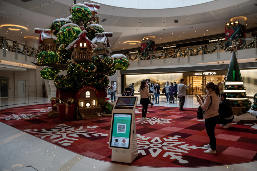 Daily Life In Hong Kong A Christmas Display inside a shopping mall on December 7, 2022 in Hong Kong, China. Hong Kong China PUBLICATIONxNOTxINxFRA Copyright: xVernonxYuenx originalFilename: yuen-hongkong221207_npNir.jpg