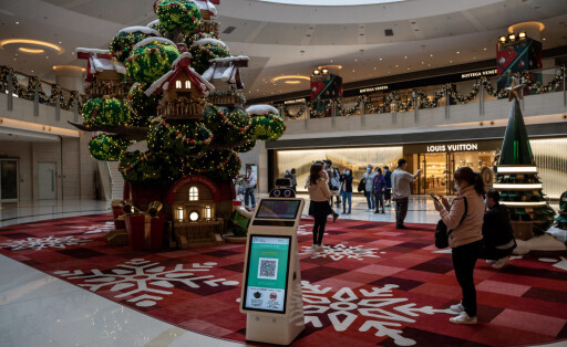 Daily Life In Hong Kong A Christmas Display inside a shopping mall on December 7, 2022 in Hong Kong, China. Hong Kong China PUBLICATIONxNOTxINxFRA Copyright: xVernonxYuenx originalFilename: yuen-hongkong221207_npNir.jpg