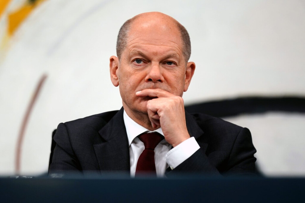 epa10281869 German Chancellor Olaf Scholz looks on during a press conference after a meeting of regional state premiers at the Chancellery in Berlin, Germany, 02 November 2022.(Foto: EPA-EFE/CLEMENS BILAN)