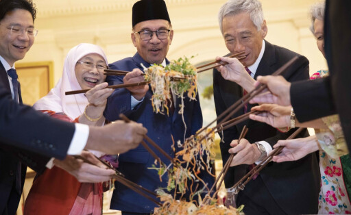 epa10439549 (L-R) Singapore deputy Prime Minister Lawrence Wong, Malaysian Prime Minister Anwar Ibrahim’s wife Wan Azizah and himself, Singapore Prime Minister Lee Hsien Loong and his wife Ho Ching mix a Chinese lunar new dish called ‘Yusheng’ during a lunch at the Istana, or Presidential Palace in Singapore, 30 January 2023. The Malaysian Prime Minster is in the city state for an official state visit. EPA-EFE/HOW HWEE YOUNG / POOL