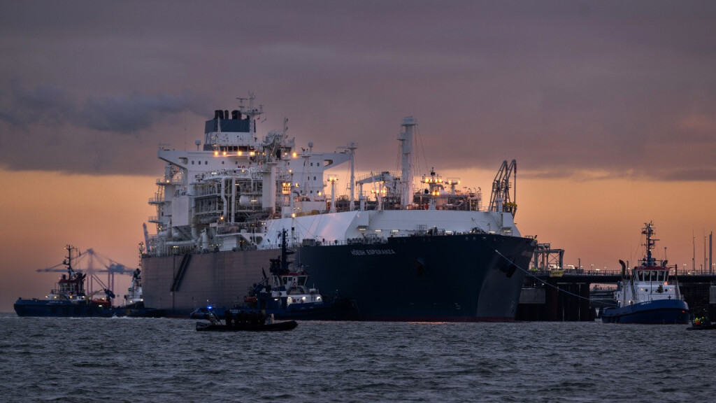 The Hoegh Esperanza an FSRU ship, arrives to dock at the new LNG terminal in Wilhelmshaven, Germany, 15 December 2022.(Bild: EPA-EFE/DAVID HECKER)