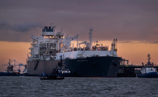 The Hoegh Esperanza an FSRU ship, arrives to dock at the new LNG terminal in Wilhelmshaven, Germany, 15 December 2022.(Bild: EPA-EFE/DAVID HECKER)