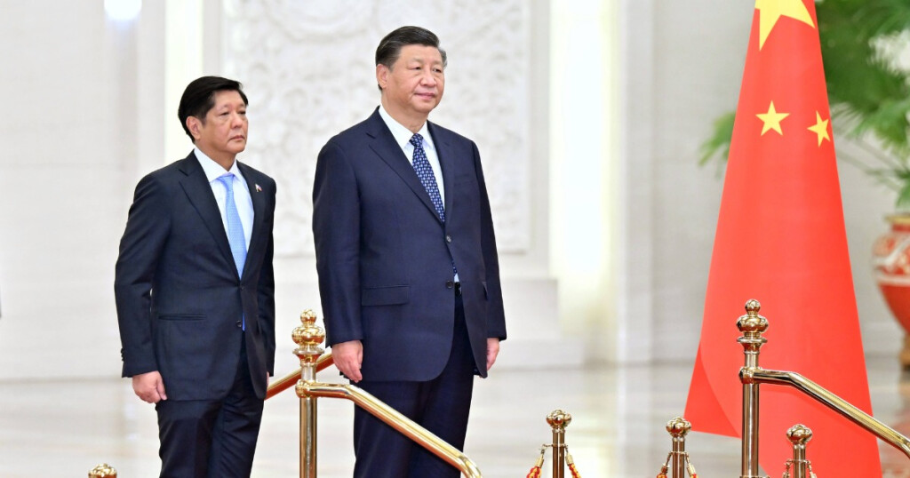 China, Xi Jinping empfängt philippinischen Präsident Ferdinand Marcos Jr. in Peking (230104) -- BEIJING, Jan. 4, 2023 -- Chinese President Xi Jinping holds a welcoming ceremony for Philippine President Ferdinand Romualdez Marcos Jr. prior to their talks at the Great Hall of the People in Beijing,