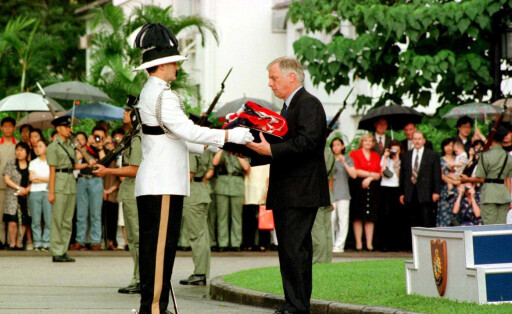 Chris Patten (re., GBR/Gouverneur Hongkong) erhält die eingeholte britische Nationalflagge anlässlich der Rückgabe der Kronkolonie Hongkong an China - Hongkong - PUBLICATIONxINxGERxSUIxAUTxHUNxONLY (HKP9706301603)
Chris Patten right GBR Governor Hong Kong receives the used in British National flag during the Return the Crown Hong Kong to China Hong Kong PUBLICATIONxINxGERxSUIxAUTxHUNxONLY HKP9706301603