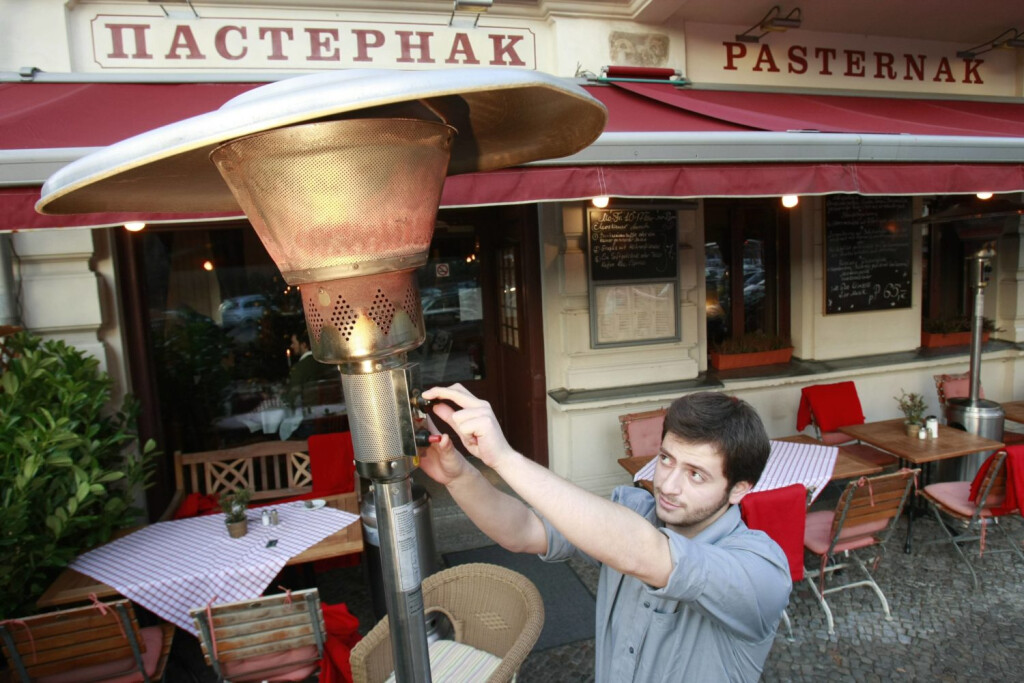Bildnummer: 52300251 Datum: 15.12.2007 Copyright: imago/Christian Schroth
Mitarbeiter des Cafe - Pasternak - regelt einen Heizpilz in Berlin, Personen; 2007, Berlin, Heizpilz, Heizpilze, Restaurant, Heizung, Heizungen, Schriftzug; , quer, Kbdig, Einzelbild, Gastronomie, Wirtschaft, Arbeitswelten, Gesellschaft, ,