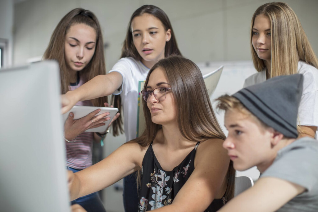 Teacher and students looking at computer screen together model released Symbolfoto property released PUBLICATIONxINxGERxSUIxAUTxHUNxONLY ZEF15676