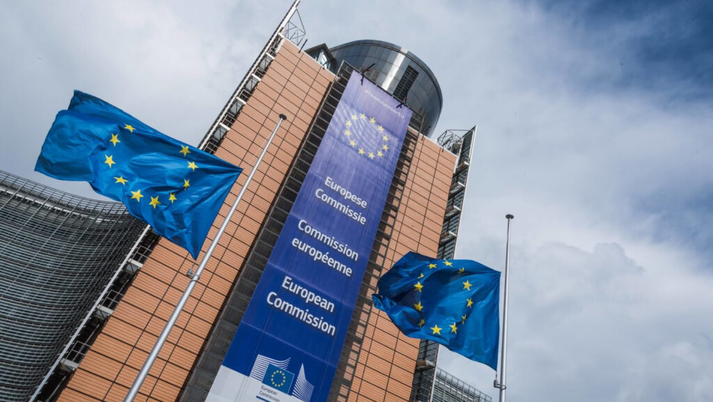 Brüssel, Europaviertel, Europäische Kommission, Berlaymont-Gebäude Das 1963 bis 1967 erbaute Berlaymont-Gebäude in Brüssel ist der Sitz der Europäischen Kommission. Es liegt am östlichen Rand der Stadt Brüssel an der rue de la Loi/Wetstraat. *** Brussels Europaviertel European Commission Berlaymont building The Berlaymont building in Brussels, built 1963 to 1967, is the seat of the European Commission It is located on the eastern outskirts of the city of Brussels on rue de la Loi Wetstraat