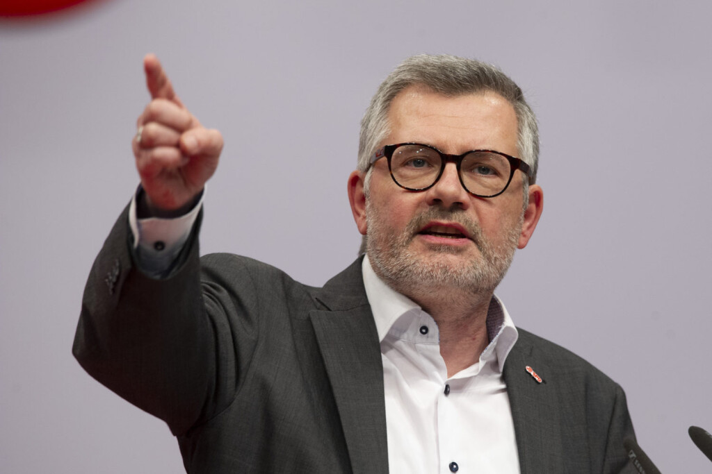 Dietmar NIETAN, Kandidat als Schatzmeister, bei seiner Bewerbungsrede, SPD Bundesparteitag im City Cube Berlin, 06.-08.12.2019 (Foto: IMAGO / Sven Simon)