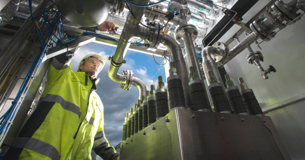 Noch ist Deutschland Vorreiter in Forschung und Produktion von Elektrolyseuren für die Produktion und Umwandlung von grünem Wasserstoff. Auf dem Bild eine Anlage von Eon in Hamburg.