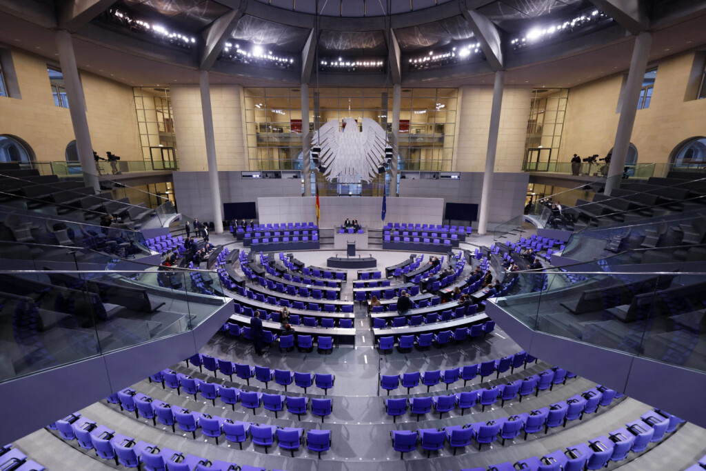 Der Plenarsaal im Bundestag im Reichstagsgebäude. Themenbild, Symbolbild Berlin, 09.12.2021 *** The plenary hall in the Bundestag in the Reichstag building Theme image, symbol image Berlin, 09 12 2021 Foto:xC.xHardtx/xFuturexImage
