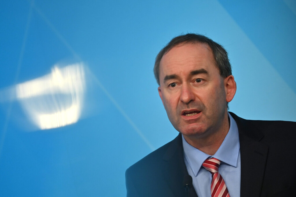 Hubert AIWANGER Freie Waehler,Wirtschaftsminister Bayern, Einzelbild,angeschnittenes Einzelmotiv,Portraet,Portrait,Porträt. Pressekonferenz der Bayerischen Staatsregierung am 15.02.2022 im Prinz Carl Palais in Muenchen.