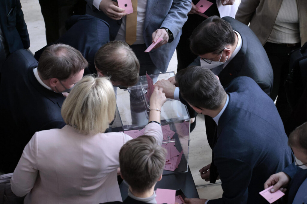 News Bilder des Tages Abstimmung zur Impfpflicht in der 28. Sitzung des Deutschen Bundestages im Reichstagsgebäude. Berl