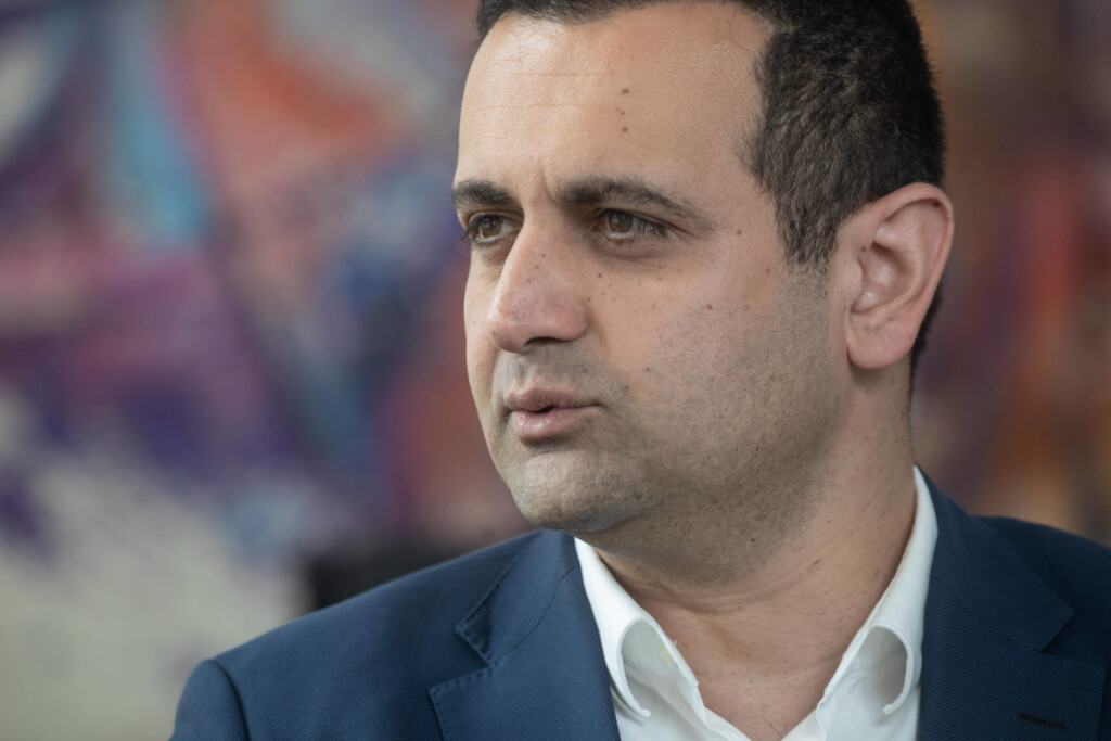 Bijan Djir-Sarai - FDP - Generalsekretär fotografiert in der Bundesgeschäftsstelle der FDP i Berlin-Mitte (Foto: IMAGO/Christian Kielmann)