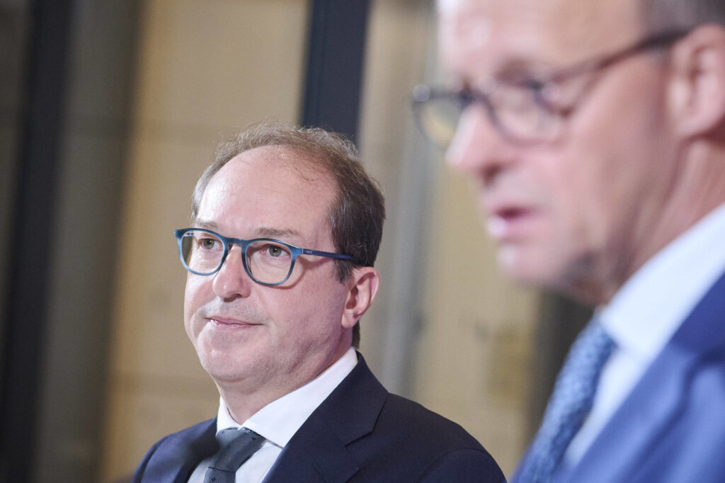 Berlin, Pressestatement nach der CDU CSU Sonderfraktionssitzung im Bundestag Friedrich Merz Vorsitzender der CDU/CSU-Bundestagsfraktion und Alexander Dobrindt Vorsitzender der CSU-Landesgruppe im Deutschen Bundestag während der Pressekonferenz zu den Ergebnissen des Vermittlungsausschuss zum Bürgergeld nach der CDU CSU Sonderfraktionssitzung im Deutschen Bundestag am 23.11.2022 in Berlin. Berlin Bundestag Berlin Deutschland (Foto: IMAGO / Christian Spicker)