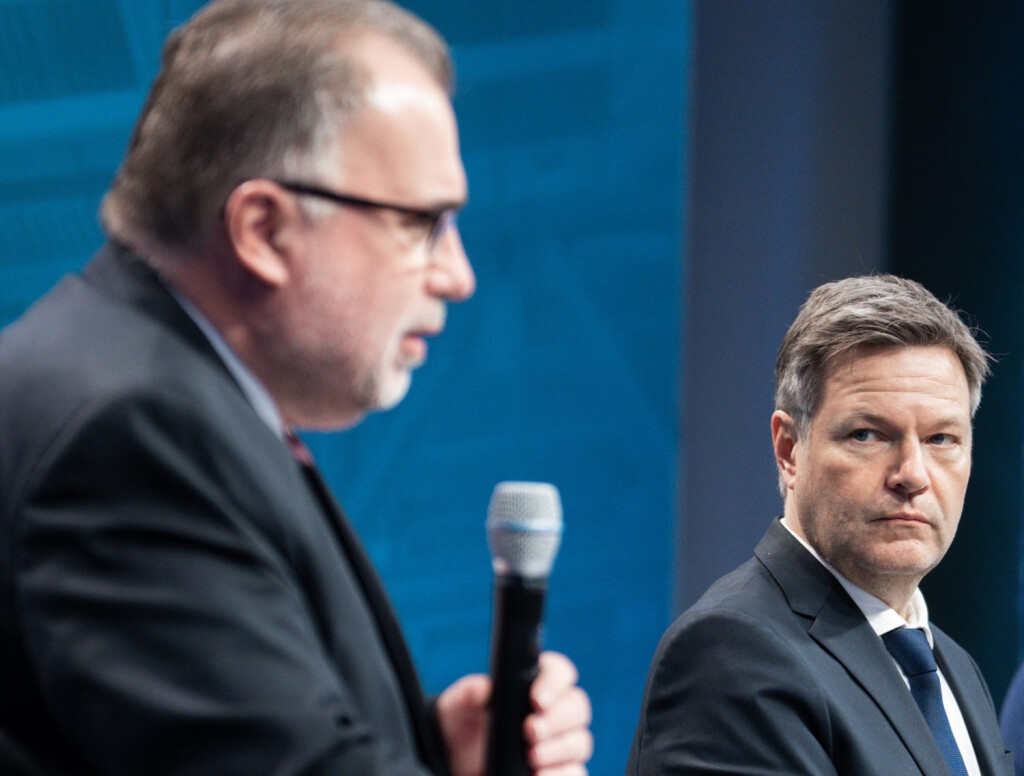 Industriekonferenz 2022 in Berlin Aktuell, 29.11.2022, Berlin, Dr. Robert Habeck, Bundesminister fuer Wirtschaft und Klimaschutz, Prof. Dr. Siegfried Russwurm, Praesident BDI und Joerg Hofmann, Erster Vorsitzender der IG Metall gemeinsam auf der Pressekonferenz im Rahmen der Eroeffnung der Industriekonferenz 2022 im EUREF-Campus in Berlin. Bei der Industriekonferenz 2022 diskutieren Spitzenvertreterinnen und -vertretern aus Industrie, Wirtschaftsverbaenden, Gewerkschaften, Wissenschaftseinrichtungen, Politik und Botschaften ueber aktuelle industriepolitische Herausforderungen und Entwicklungen. Berlin Berlin *** Industry Conference 2022 in Berlin Current, 29 11 2022, Berlin, Dr Robert Habeck, Federal Minister for Economic Affairs and Clim