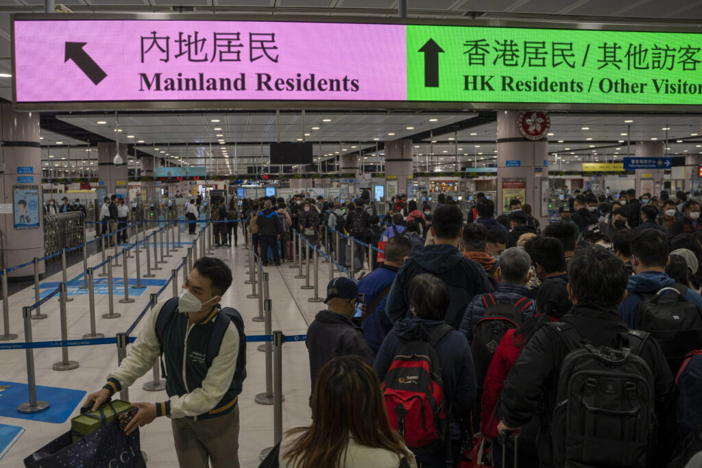 Reiseverkehr zwischen Hongkong und dem Festland Hong Kong Resume Quarantine Free Travel With China Travelers wear