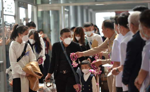 230110 -- BANGKOK, Jan. 10, 2023 -- Chinese passengers are welcomed by Thai officials at the Suvarnabhumi Airport in Samut Prakan, Thailand, Jan. 9, 2022. Thailand on Monday welcomed the arrival of thousands of Chinese tourists in its capital of Bangkok, the first group following China s optimization of COVID-19 strategy which took effect on Jan. 8. At the Suvarnabhumi Airport, Thai Deputy Prime Minister and Public Health Minister Anutin Charnvirakul and other senior officials welcomed 269 tourists from the Chinese city of Xiamen, who were greeted with flowers and gift bags. Rachen Sageamsak THAILAND-CHINESE PASSENGERS-ARRIVAL LaxHeng PUBLICATIONxNOTxINxCHN