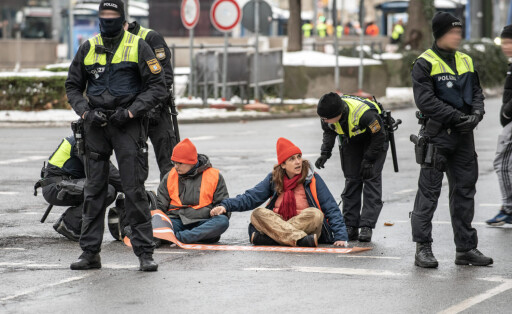Klimakleber blockieren den Verkehr auf der Sonnenstraße, Protestaktion der Letzten Generation, München, 20.12.2022 Deuts