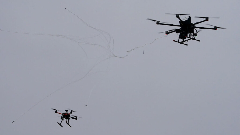31.01.2023, Hamburg: Eine Abwehrdrohne (r) schießt ein Netz auf eine kleine Drohne während der Projektvorstellung des zivilen Abwehrsystem gegen Drohnen ("Falke") auf dem Gelände der Universität der Bundeswehr. Die Abwehrdrohne ist in der Lage, illegal operierende Kleinfluggeräte mit einem Netz einzufangen und kontrolliert zu Boden zu bringen. Das System soll vor allem zum Schutz von Flughäfen dienen. Das Projekt mit dem Namen «Falke» Forscher der Universität der Bundeswehr haben die Abwehrdrohne in Kooperation mit mehreren technischen Unternehmen und der Bundespolizei entwickelt. Auch die Deutsche Flugsicherung und die Lufthansa sind beteiligt. Das Projekt wird vom Bundesverkehrsministerium gefördert. Foto: Marcus Brandt/dpa +++ dpa-Bildfunk +++