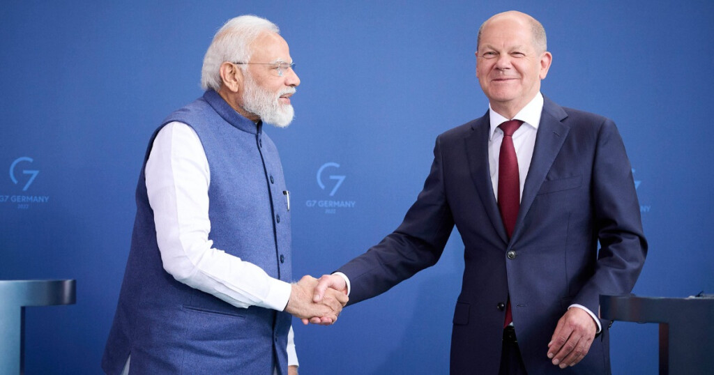 6. Deutsch-Indischen Regierungskonsultationen im Bundeskanzleramt Bundeskanzler Olaf Scholz (SPD) und der Premierminister der Republik Indien Narendra Modi während der gemeinsamen Pressekonferenz am 02.05.2022 im Bundeskanzleramt in Berlin. Berlin Bundeskanzleramt Berlin Deutschland *** 6 German Indian Government Consultations at the Federal Chancellery Federal Chancellor Olaf Scholz SPD and the Prime Minister of the Republic of India Narendra Modi during the joint press conference on 02 05 2022 at the Federal Chancellery in Berlin Federal Chancellery Berlin Germany