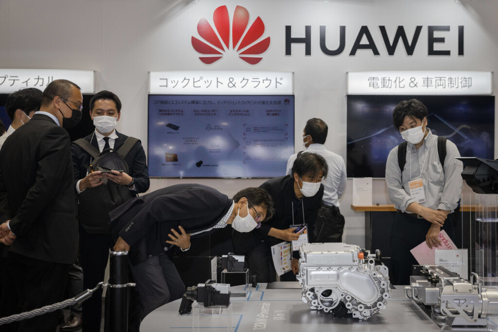 Visitors of the Automotive Engineering Exposition 2022 in Pacifico Yokohama inspect exhibited products by Huawei. May 25, 2022. PUBLICATIONxNOTxINxJPN , aflo_189552534.jpg,