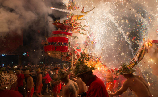 JIEYANG, CHINA - JANUARY 31: Folk artists perform fire dragon dance amid sparkles on January 31, 2023 in Jieyang, Guangdong Province of China. PUBLICATIONxINxGERxSUIxAUTxHUNxONLY Copyright: xVCGx VCG111420423199
