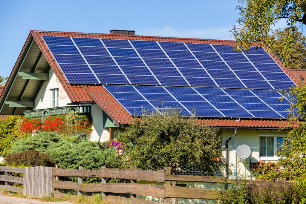 Haus mit Solardach, Oesterreich house with solar panels, Austria BLWS678240 *** House with solar roof, Austria House With Solar panel, Austria BLWS678240 Copyright: xblickwinkel/McPHOTO/BilderBoxx