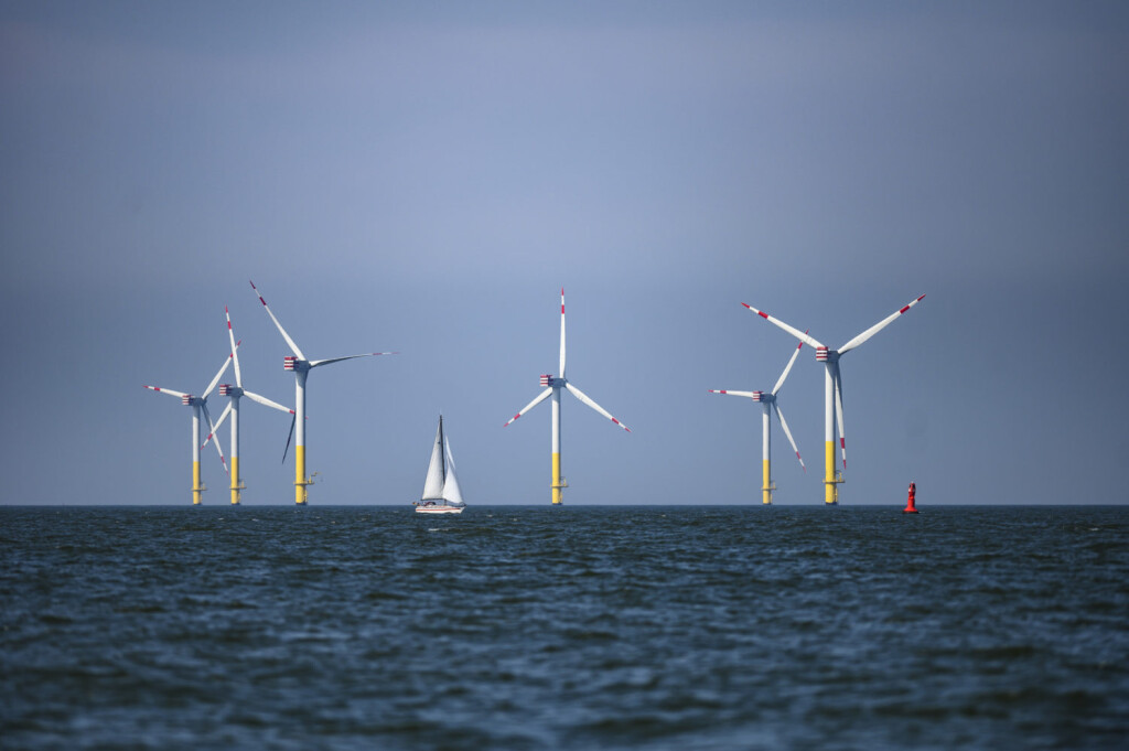 Offshore-Windpark Nordergründe im Wattenmeer der Nordsee