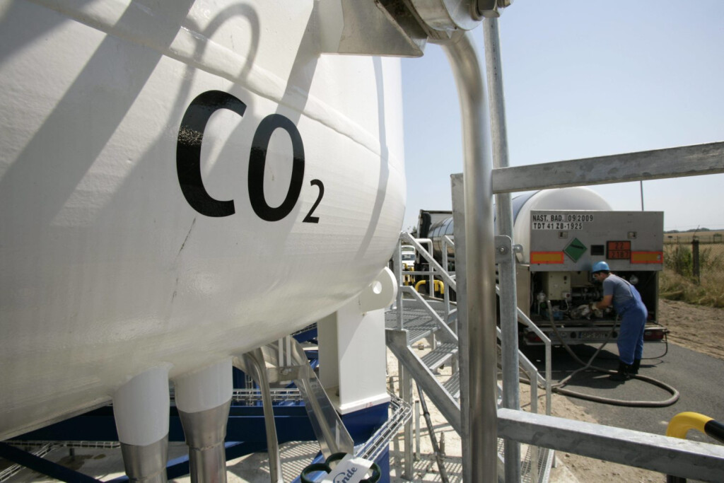 Bildnummer: 52606150 Datum: 03.07.2008 Copyright: imago/Bernhard Classen
Anlieferung von CO2 durch einen Tanklaster für die Speichertanks des Deutschen Geoforschungszentrums GFZ in Ketzin, Objekte , Personen; 2008, Ketzin, Deutschland, Fotostory, Deutsche Geoforschungszentrum, Einlagerung, CO 2, Speicherung, Tank; , quer, Kbdig, Einzelbild, , Geologie, Wissenschaft, , Brandenburg, Europa
Bildnummer 52606150 Date 03 07 2008 Copyright Imago Bernhard Classen Delivery from CO2 through a Tank truck for the Storage tanks the German Geoforschungszentrums GFZ in Ketzin Objects People 2008 Ketzin Germany Photo Story German Geoforschungszentrum Storage Co 2 Storage Tank horizontal Kbdig Single Geology Science Brandenburg Europe