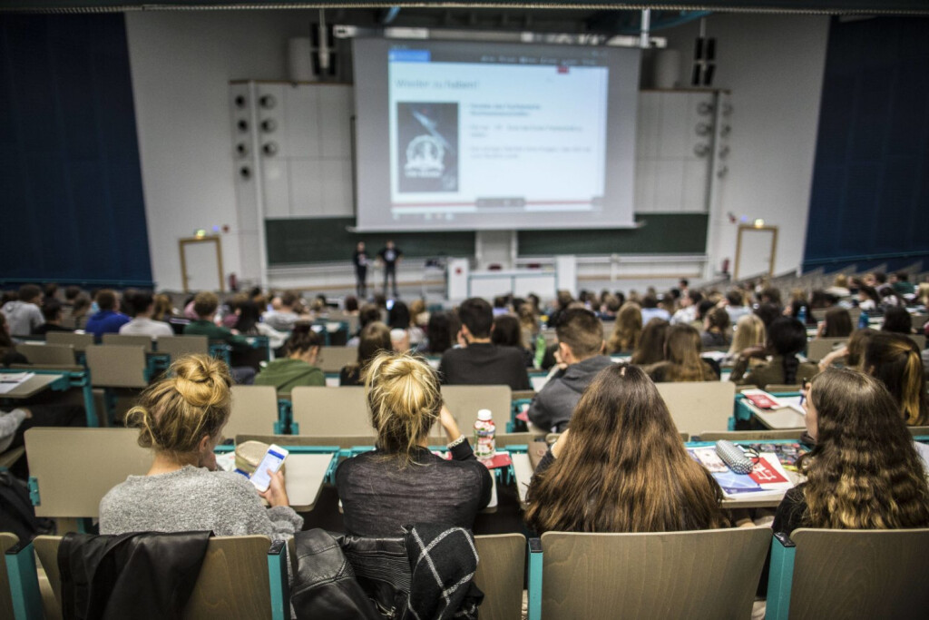 Johannes Gutenberg-Universität Mainz Campus, Mainz, Bild x von 11 Mainz, (für LOK), 17.10.2017 Johannes Gutenberg-Universität Mainz Campus, Mainz, im Bild: Hörsaal RW1, Studenten / Erstsemesterstudenten / Erstsemester-Studenten verfolgen die Einführung in das Studium der Rechtswissenschaft, *** John Gutenberg University Mainz Campus Mainz Picture X from 11 Mainz for Lok 17 10 2017 John Gutenberg University Mainz Campus Mainz in Picture Auditorium RW1 Students First semester Students track the Introduction in the Studies the Law