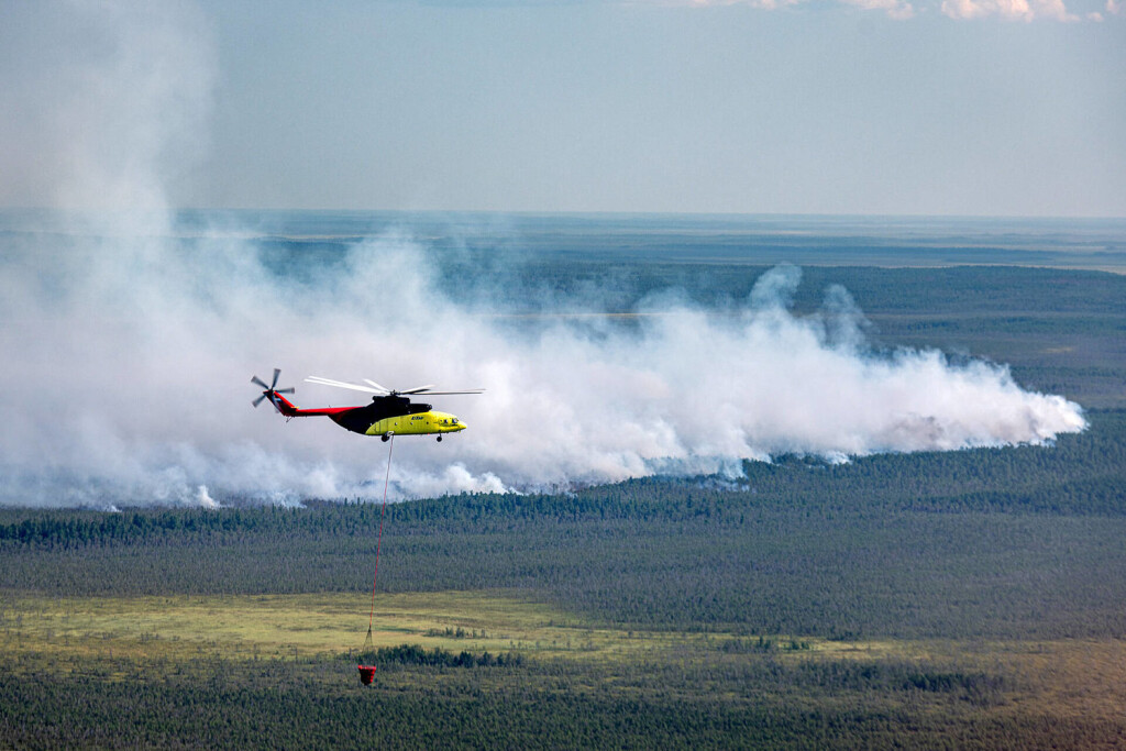 KHANTY-MANSI AUTONOMOUS AREA, RUSSIA - 21, 2020: A helicopter battles a wildfire in the taiga in Sovetsky District of the Khanty-Mansi Autonomous Area, north-west Siberia. On 14 July 2020, the local authorities declared a state of emergency in wooded areas of the Khanty-Mansi Autonomous Area. Since the start of the fire season , more than 240 wild fires covering an area of more than 29,000 hectares have been reported in the region. Denis Bushkovsky/TASS PUBLICATIONxINxGERxAUTxONLY TS0E0B30