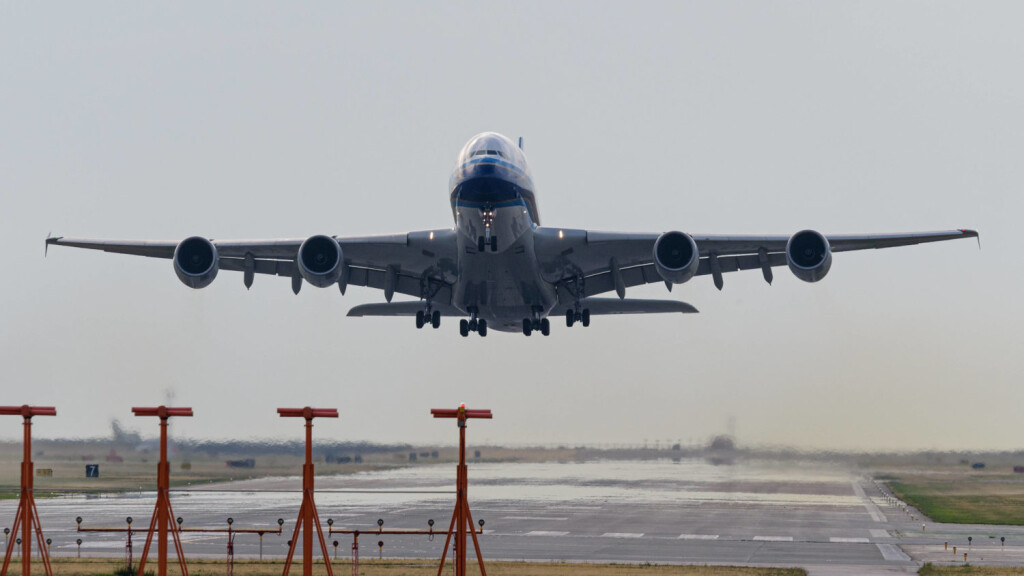 August 25, 2021, Richmond, British Columbia, Canada: A China Southern Airlines Airbus A380-800 jet B-6138 takes off from Vancouver International Airport. Richmond Canada - ZUMAs202 20210825_zap_s202_004 Copyright: xBaynexStanleyx