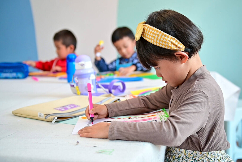 220824 -- LHASA, Aug. 24, 2022 -- Students of Liu Yixiao learn painting at the regional youth and children s center in the Doilungdeqen District of Lhasa, southwest China s Tibet Autonomous Region, June 18, 2022. TO GO WITH Feature: Volunteer teacher helps students in Tibet pursue art dream CHINA-TIBET-VOLUNTEER ART TEACHER CN ZhouxDixiao PUBLICATIONxNOTxINxCHN